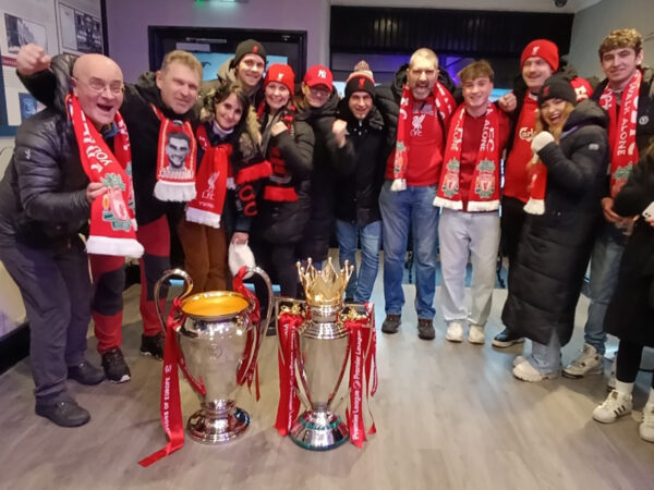 Liverpool - Newcastle s pohármi PL a LM