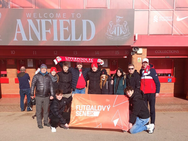 Liverpool - Newcastle s vlajkou